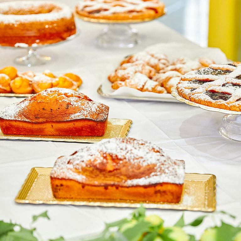 Dolci assortiti su un tavolo, decorati con zucchero a velo.